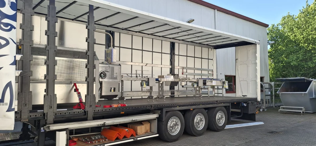 Beladener DV Transporte Auflieger mit technischer Anlage