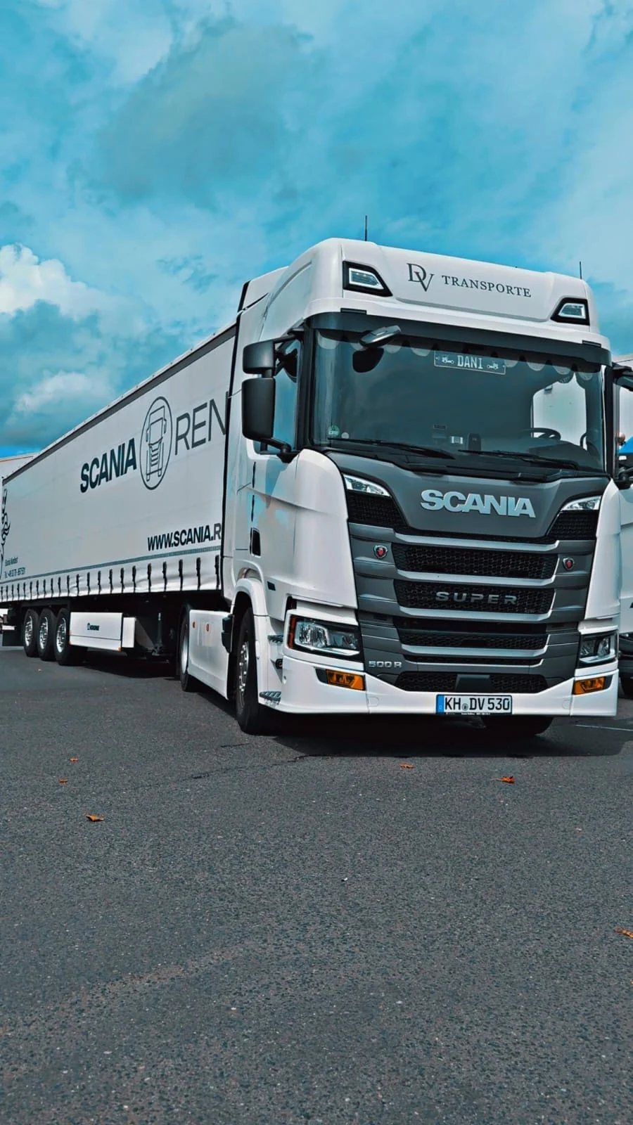 DV Transporte LKW unterwegs im Straßeneinsatz